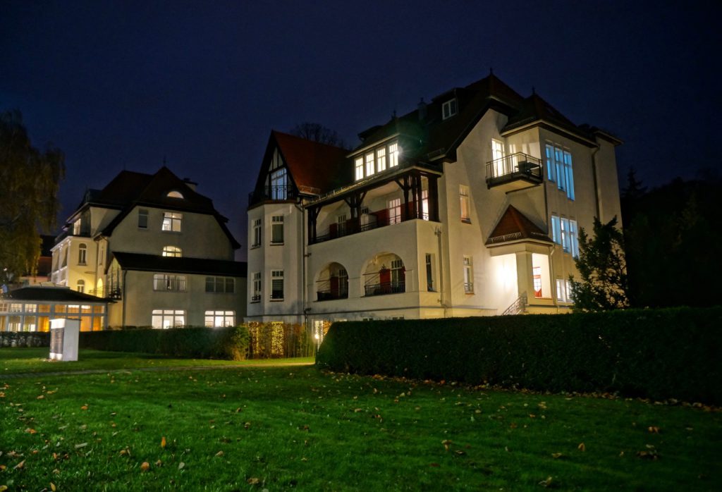 Villa Löwenstein Kühlungsborn bei Nacht