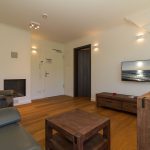 Stilvolles Wohnzimmer mit Holzfußboden und LCD TV